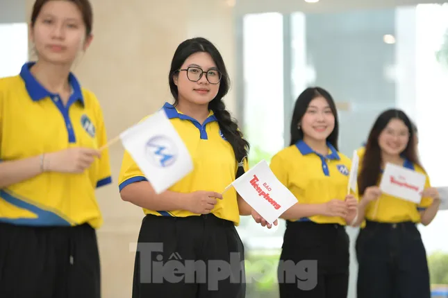 Hoa hậu Hà Trúc Linh và Á hậu Châu Anh, Vân Nhi xuất hiện, hàng nghìn sinh viên vỡ òa ảnh 36