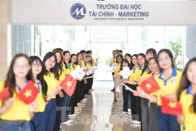 Hoa hậu Hà Trúc Linh và Á hậu Châu Anh, Vân Nhi xuất hiện, hàng nghìn sinh viên vỡ òa ảnh 33