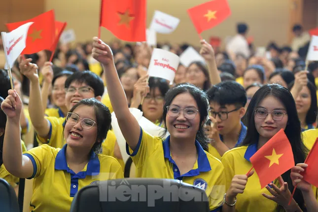 Hoa hậu Hà Trúc Linh và Á hậu Châu Anh, Vân Nhi xuất hiện, hàng nghìn sinh viên vỡ òa ảnh 19