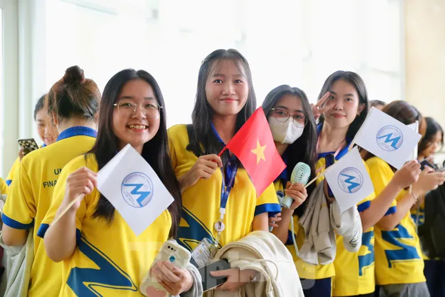 Hoa hậu Hà Trúc Linh và Á hậu Châu Anh, Vân Nhi xuất hiện, hàng nghìn sinh viên vỡ òa ảnh 31