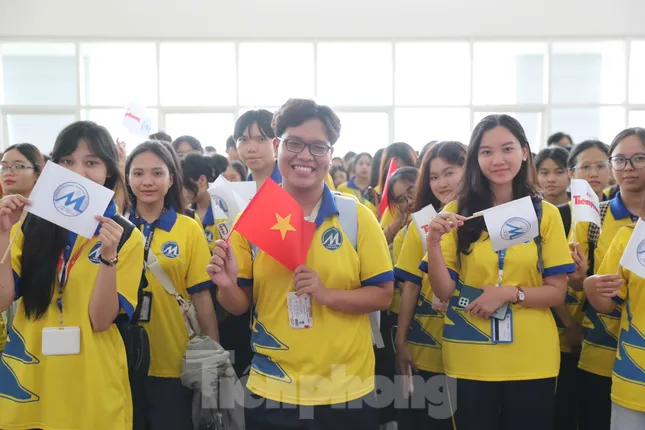 Hoa hậu Hà Trúc Linh và Á hậu Châu Anh, Vân Nhi xuất hiện, hàng nghìn sinh viên vỡ òa ảnh 35