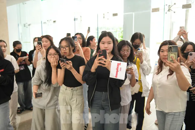 Hoa hậu Hà Trúc Linh và Á hậu Châu Anh, Vân Nhi xuất hiện, hàng nghìn sinh viên vỡ òa ảnh 26
