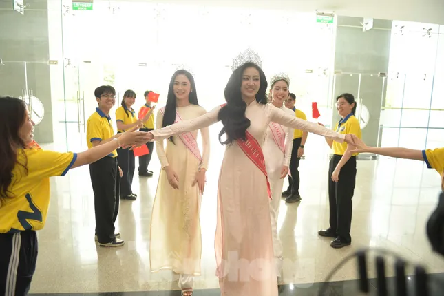 Hoa hậu Hà Trúc Linh và Á hậu Châu Anh, Vân Nhi xuất hiện, hàng nghìn sinh viên vỡ òa ảnh 24