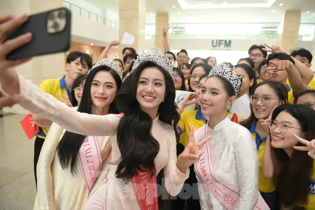 Hoa hậu Hà Trúc Linh và Á hậu Châu Anh, Vân Nhi xuất hiện, hàng nghìn sinh viên vỡ òa ảnh 27