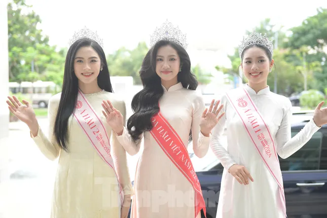 Hoa hậu Hà Trúc Linh và Á hậu Châu Anh, Vân Nhi xuất hiện, hàng nghìn sinh viên vỡ òa ảnh 23