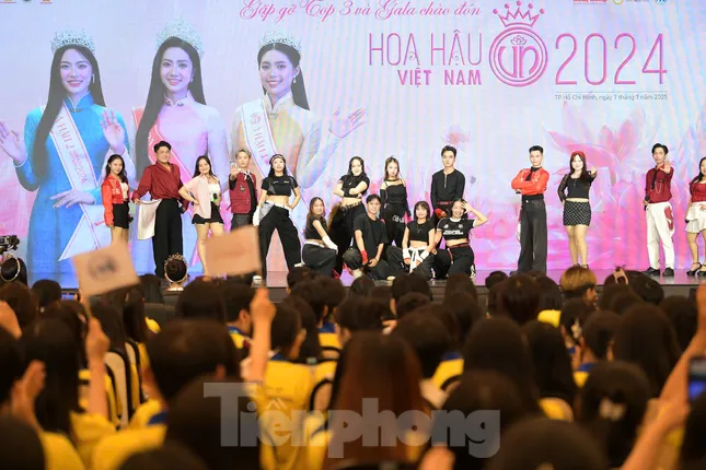 Hoa hậu Hà Trúc Linh và Á hậu Châu Anh, Vân Nhi xuất hiện, hàng nghìn sinh viên vỡ òa ảnh 20