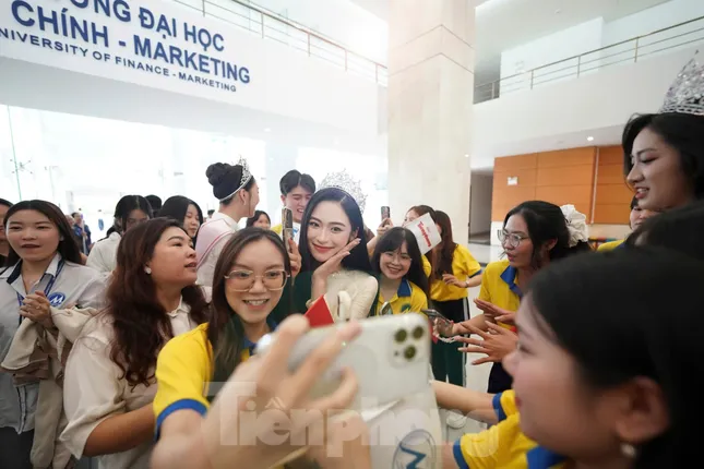 Hoa hậu Hà Trúc Linh và Á hậu Châu Anh, Vân Nhi xuất hiện, hàng nghìn sinh viên vỡ òa ảnh 16