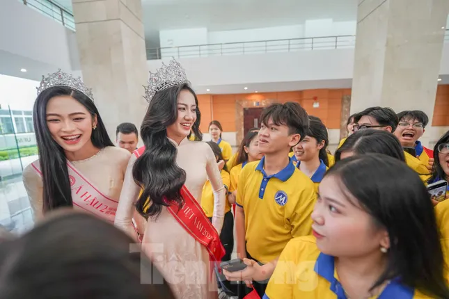 Hoa hậu Hà Trúc Linh và Á hậu Châu Anh, Vân Nhi xuất hiện, hàng nghìn sinh viên vỡ òa ảnh 15