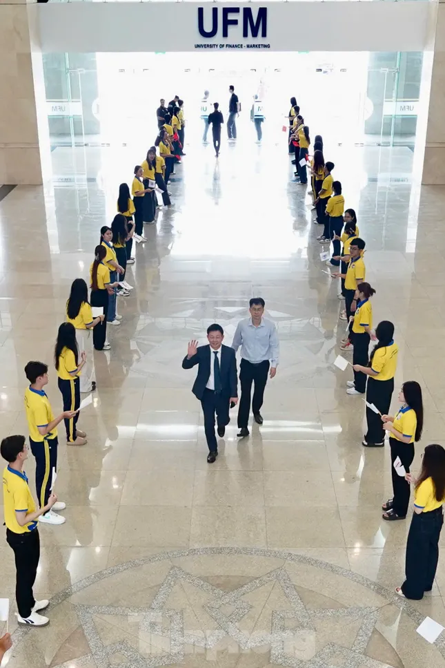 Hoa hậu Hà Trúc Linh và Á hậu Châu Anh, Vân Nhi xuất hiện, hàng nghìn sinh viên vỡ òa ảnh 37
