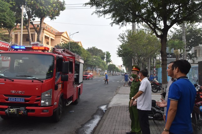 Cháy lớn tại trụ sở Viễn thông Tiền Giang ảnh 2