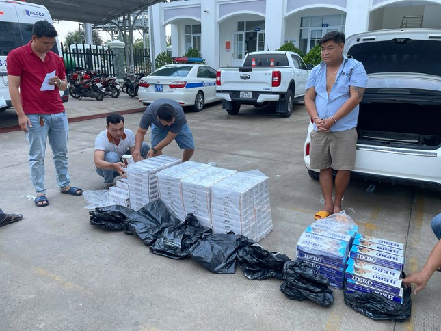 Tạm giữ đối tượng vận chuyển hàng nghìn bao thuốc lá lậu ảnh 1