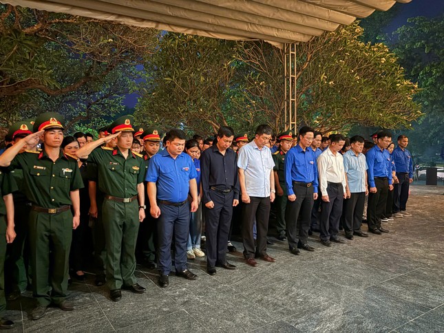 Chính quyền, nhân dân các tỉnh miền núi phía Bắc dâng hương, tri ân Chủ tịch Hồ Chí Minh và các anh hùng liệt sĩ ảnh 4