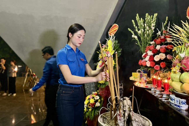 Tuổi trẻ Điện Biên thắp nến tri ân các anh hùng liệt sĩ ảnh 3