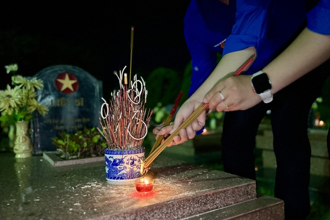 Tuổi trẻ Điện Biên thắp nến tri ân các anh hùng liệt sĩ ảnh 5
