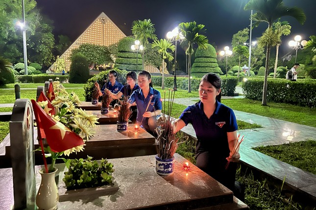 Tuổi trẻ Điện Biên thắp nến tri ân các anh hùng liệt sĩ ảnh 6