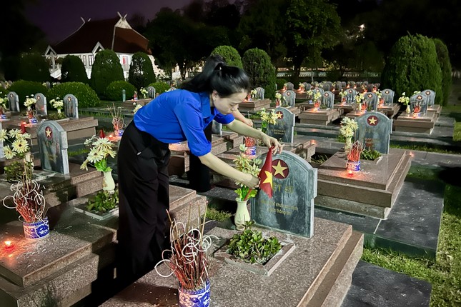 Tuổi trẻ Điện Biên thắp nến tri ân các anh hùng liệt sĩ ảnh 7