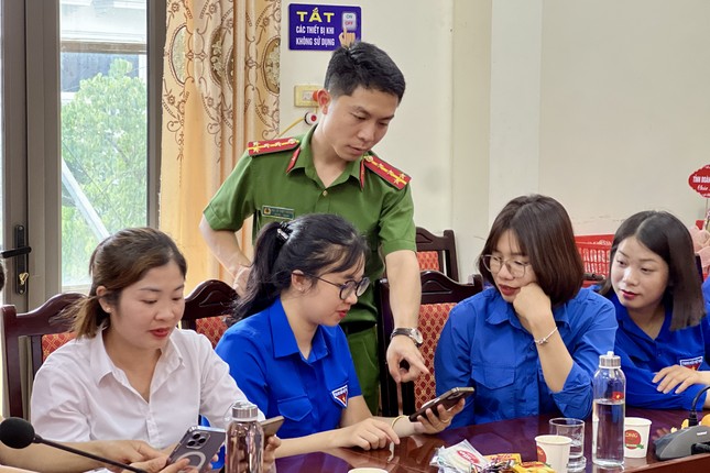 Tham gia góp ý dự thảo sửa đổi Hiến pháp 2013 qua VNeID là nhiệm vụ chính trị quan trọng ảnh 2