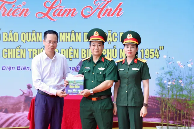 Trưng bày 33 số báo viết tay, in trong rừng, phát tận chiến hào trong Chiến dịch Điện Biên Phủ ảnh 8