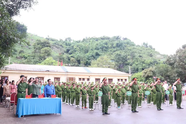 &apos;Chiến sĩ nhí&apos; xuất quân học làm chiến sĩ công an ảnh 2