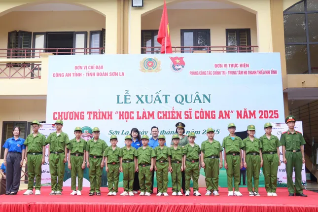 &apos;Chiến sĩ nhí&apos; xuất quân học làm chiến sĩ công an ảnh 1