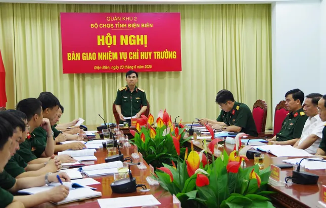 Bàn giao nhiệm vụ Chỉ huy trưởng Bộ CHQS tỉnh Điện Biên ảnh 2