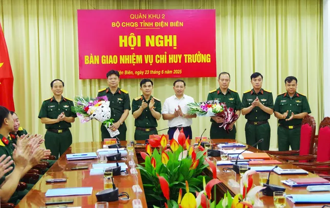 Bàn giao nhiệm vụ Chỉ huy trưởng Bộ CHQS tỉnh Điện Biên ảnh 1