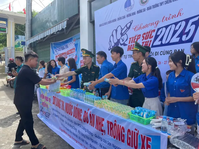 Xe ôm thanh niên Điện Biên, Sơn La đưa đón thí sinh thi tốt nghiệp THPT 2025 ảnh 5