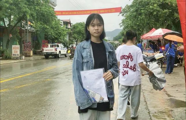 Nữ sinh Điện Biên gác nỗi đau mất cha vào phòng thi ảnh 1