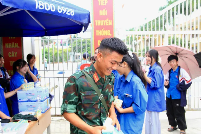 Chiến sĩ trẻ ôn thi trong doanh trại, nuôi ước mơ vào Học viện Biên Phòng ảnh 2