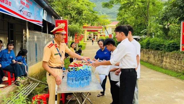 Xe ôm thanh niên Điện Biên, Sơn La đưa đón thí sinh thi tốt nghiệp THPT 2025 ảnh 4