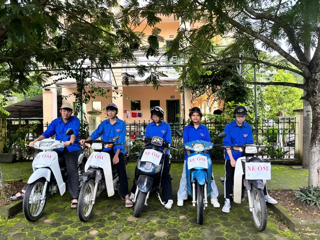 Xe ôm thanh niên Điện Biên, Sơn La đưa đón thí sinh thi tốt nghiệp THPT 2025 ảnh 2