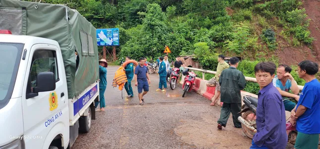 Hàng trăm người tìm bé trai 8 tuổi bị nước cuốn trôi khi đi bè qua suối ảnh 1