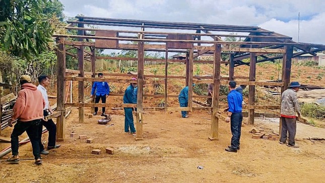 Lâm Đồng phân bổ gần 17 tỷ đồng tiền tiết kiệm hỗ trợ xóa nhà tạm, nhà dột nát ảnh 1