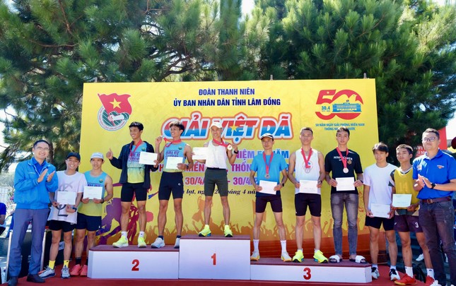 Thanh niên chạy bộ hưởng ứng Kỷ niệm 50 năm Ngày Giải phóng miền Nam ảnh 6