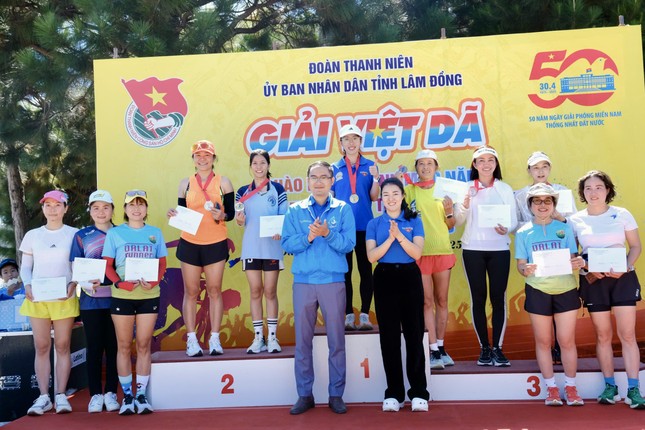 Thanh niên chạy bộ hưởng ứng Kỷ niệm 50 năm Ngày Giải phóng miền Nam ảnh 7