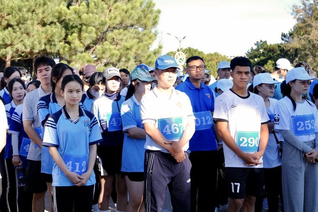 Thanh niên chạy bộ hưởng ứng Kỷ niệm 50 năm Ngày Giải phóng miền Nam ảnh 2