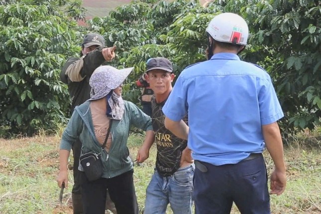 Khởi tố kẻ cầm dao rượt đuổi lực lượng giải tỏa đất bô xít ở Lâm Đồng ảnh 1
