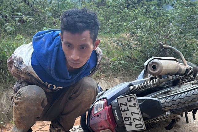 Bắt nghi phạm mang xăng cướp ngân hàng ở Lâm Đồng ảnh 1