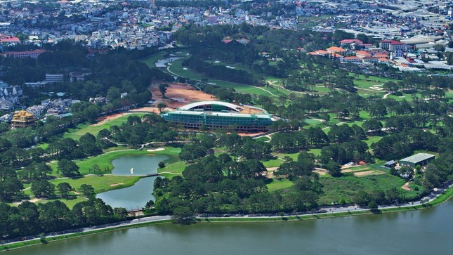Kỷ luật 3 cán bộ liên quan sai phạm tại dự án sân golf Đồi Cù ảnh 1