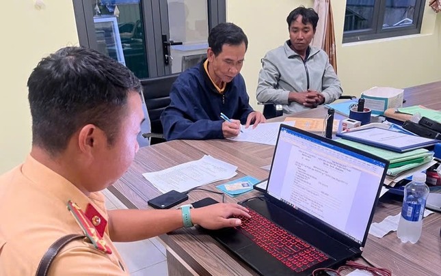 Xử phạt tài xế lái ô tô ngược chiều trên cao tốc Liên Khương - Prenn ảnh 2