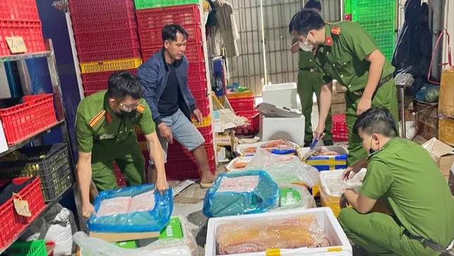 Phát hiện hơn 1,6 tấn bánh kẹo không rõ nguồn gốc tại Lâm Đồng ảnh 4