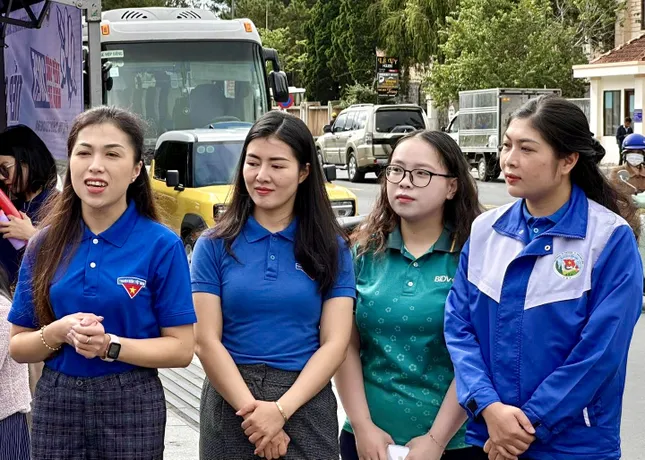 Biệt đội bút chì giúp sĩ tử Đắk Lắk vượt ngàn chông gai ảnh 17