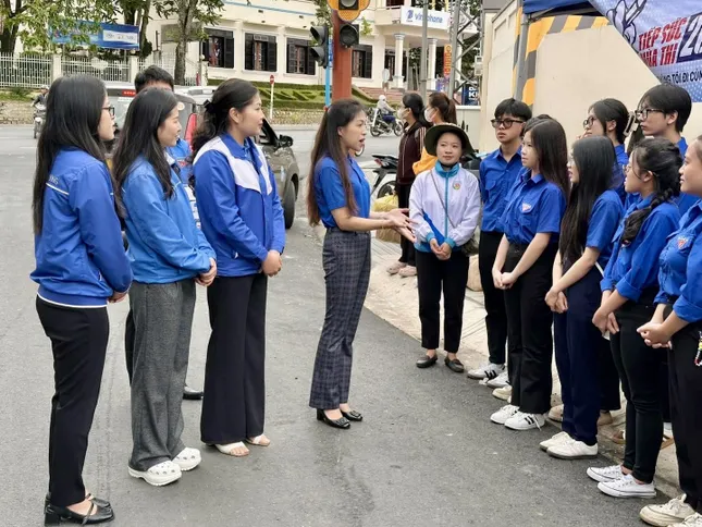 Biệt đội bút chì giúp sĩ tử Đắk Lắk vượt ngàn chông gai ảnh 16