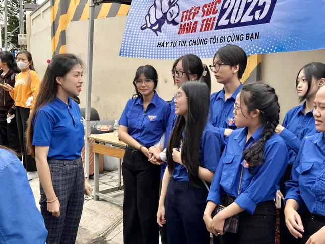 Biệt đội bút chì giúp sĩ tử Đắk Lắk vượt ngàn chông gai ảnh 15