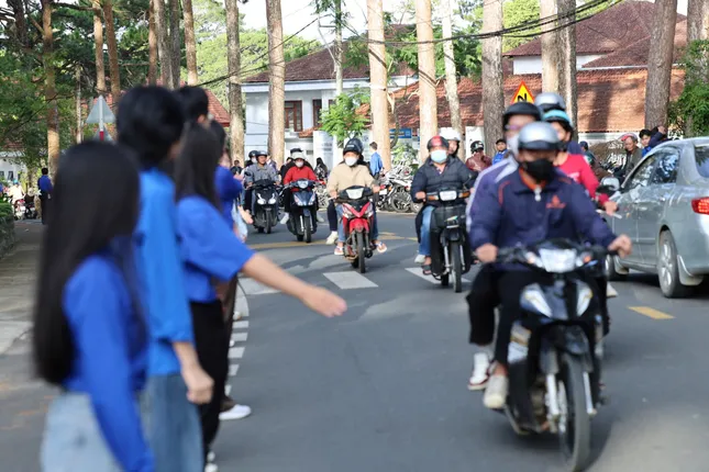 Biệt đội bút chì giúp sĩ tử Đắk Lắk vượt ngàn chông gai ảnh 13