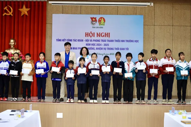 Trao học bổng Vừ A Dính cho 50 học sinh khó khăn ở Lâm Đồng ảnh 3