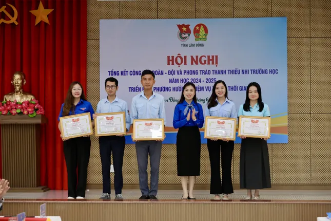Trao học bổng Vừ A Dính cho 50 học sinh khó khăn ở Lâm Đồng ảnh 5