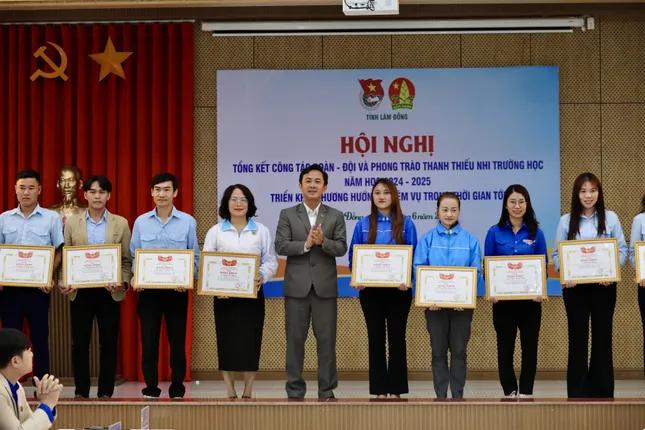 Trao học bổng Vừ A Dính cho 50 học sinh khó khăn ở Lâm Đồng ảnh 4