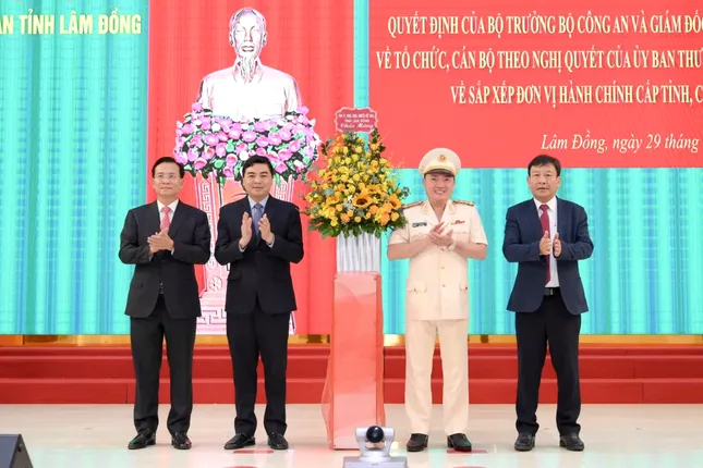 Công bố quyết định của Bộ trưởng Công an về công tác cán bộ ảnh 1