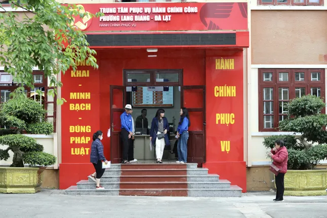 'Áo xanh' hỗ trợ chính quyền 2 cấp ở Lang Biang - Đà Lạt: 'Một ngày giúp trăm người vẫn thấy vui' ảnh 1